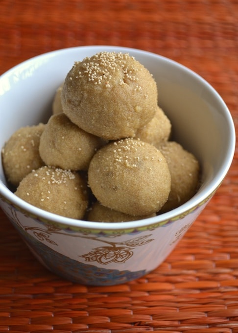 A bowl full of Wheat laddoo (Godi Laddu)