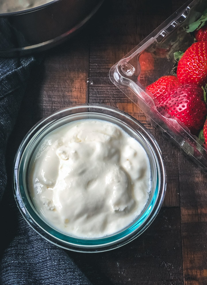 Creamy yogurt with strawberries on the side