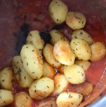 Adding shallow fried potatoes to gravy