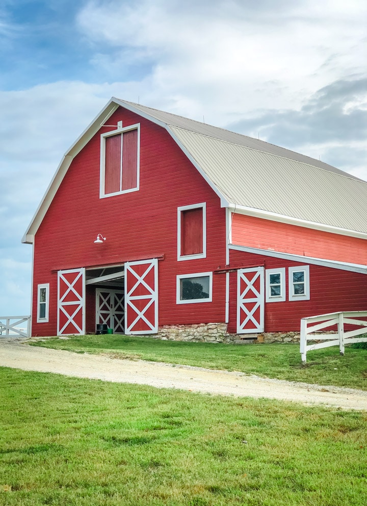 Picture of a red barn