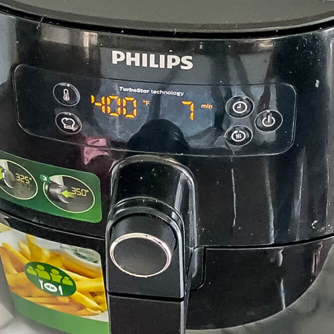 The air fryer set to 400°F with a 7 minute timer.