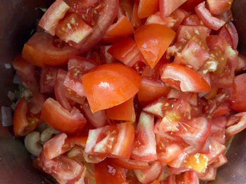 Chopped tomatoes in the instant pot.