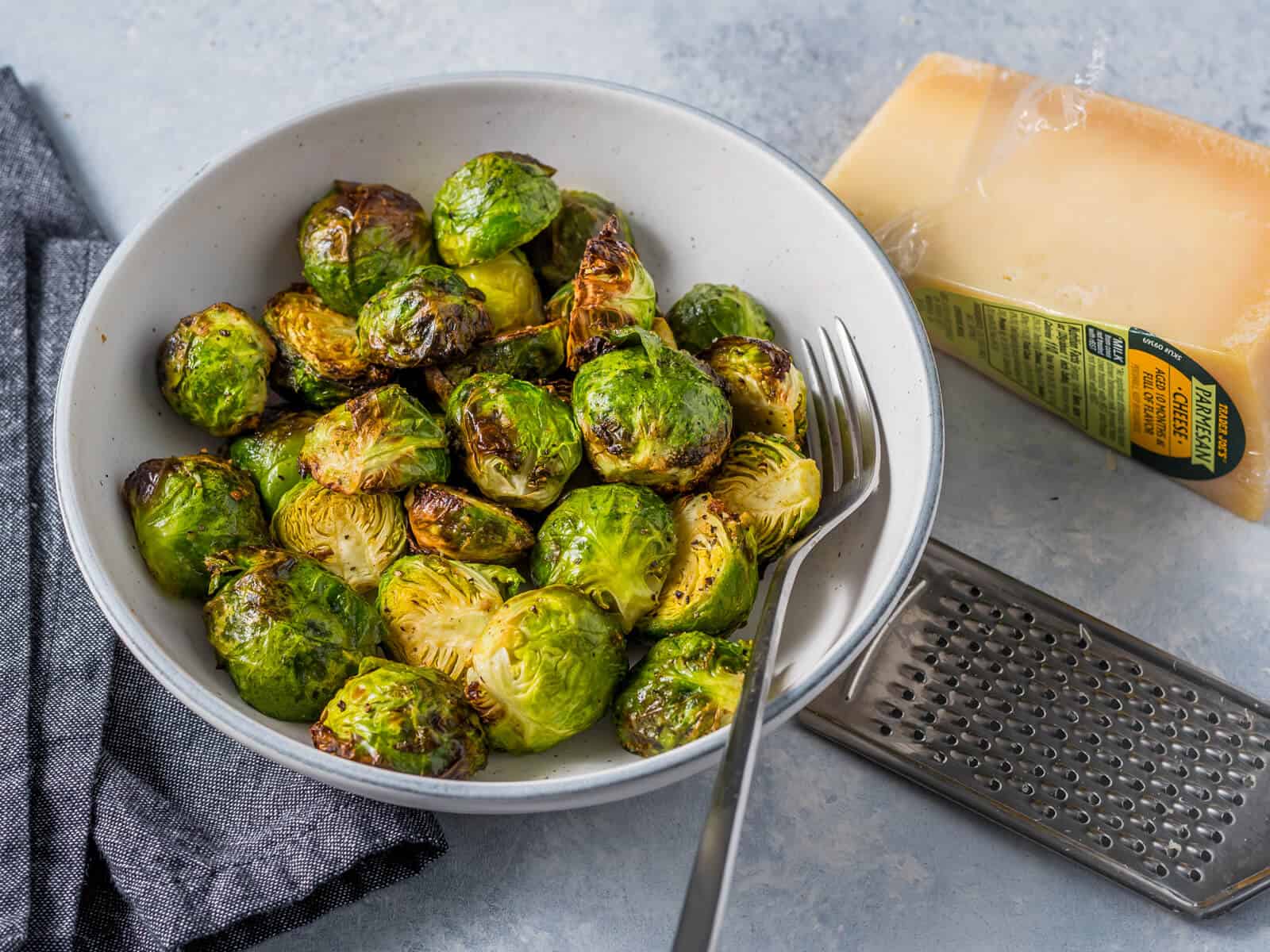 This air fryer Brussels sprouts recipe is the easiest and most flavorful way to prepare this classic and healthy side dish! Ready in 15 mins.