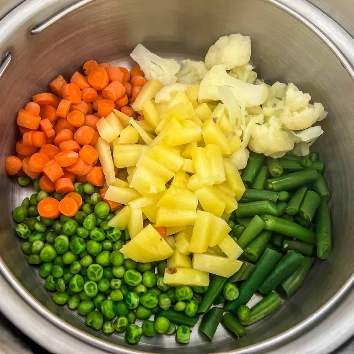 A medley of veggies in a steamer basket